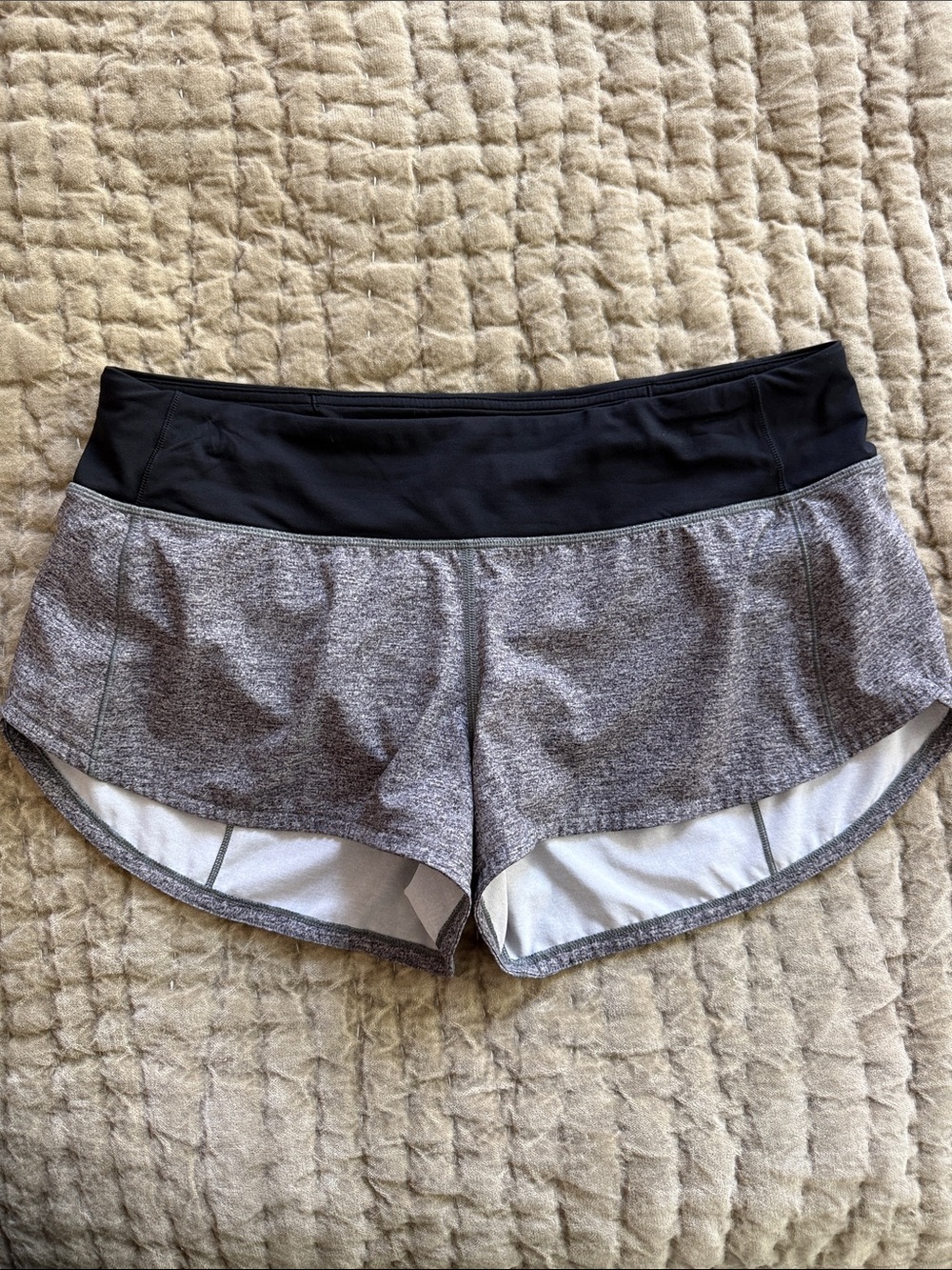 Lululemon low rise 2.5 inch speed up short shorts size 8 with liner, Exc Cond!